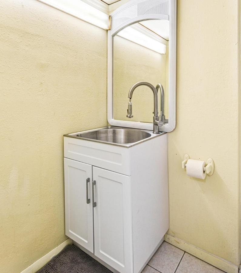 Private Hallandale Beach Studio Wbath Walking Distance To The Beach Pool Free Parking Exterior photo