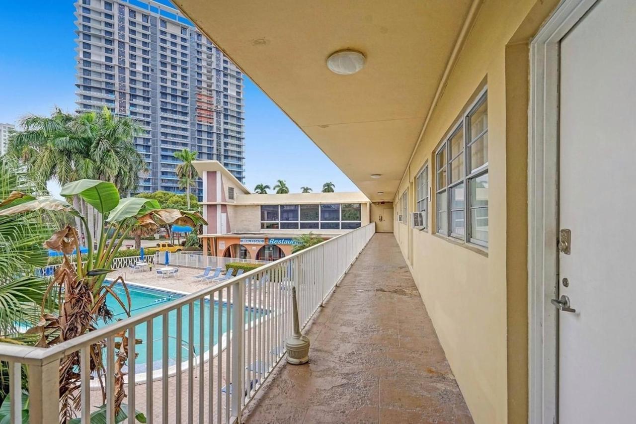 Private Hallandale Beach Studio Wbath Walking Distance To The Beach Pool Free Parking Exterior photo