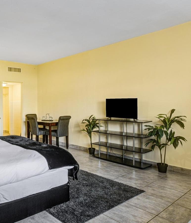 Private Hallandale Beach Studio Wbath Walking Distance To The Beach Pool Free Parking Exterior photo