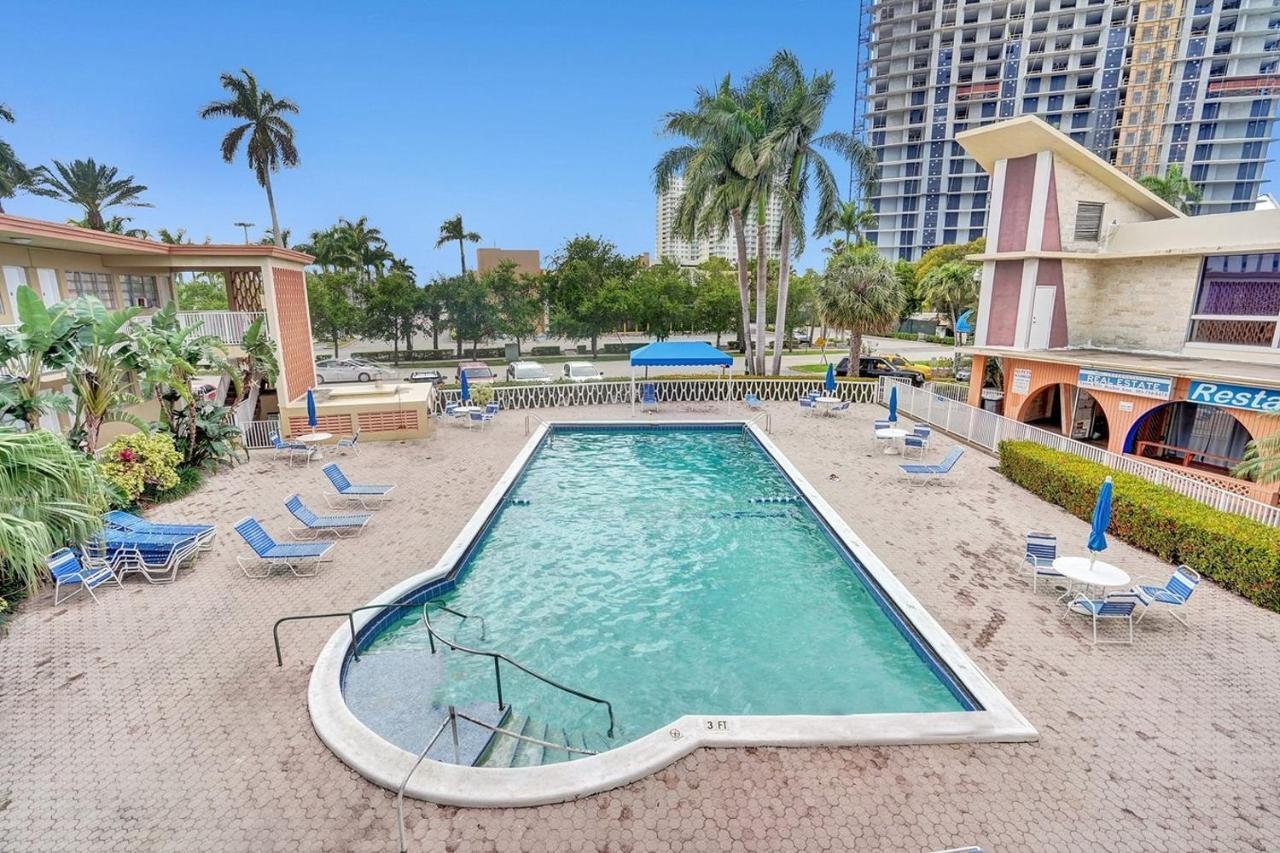 Private Hallandale Beach Studio Wbath Walking Distance To The Beach Pool Free Parking Exterior photo