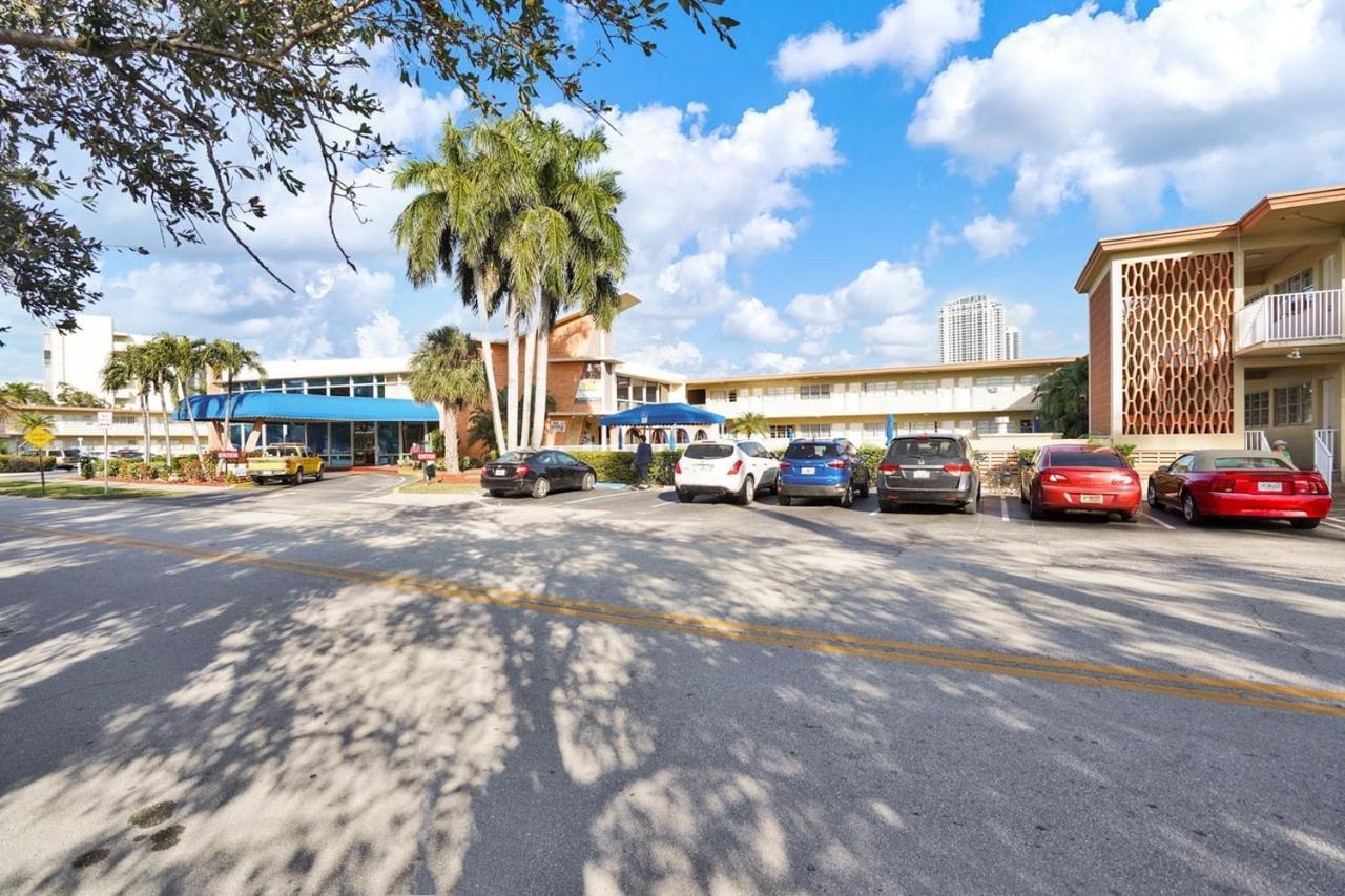 Private Hallandale Beach Studio Wbath Walking Distance To The Beach Pool Free Parking Exterior photo